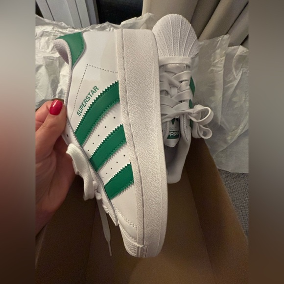 BNWT Adidas Superstar XLG women Shoes – Size 8.5 US – White & Green - Picture 13 of 16